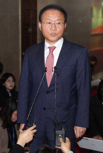 여야 원내대표 회동, '취재진 질문에 답하는 윤재옥'