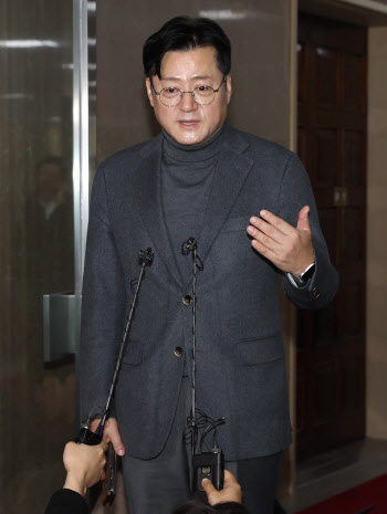 여야 원내대표 회동, '취재진 질문에 답하는 홍익표'