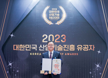 윤팔주 HL클레무브 CEO 산업포장 수훈