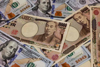 BOJ ‘통화 긴축’ 신호…환율, 장중 1300원대로 급락