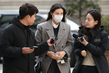 '입시비리 혐의 첫 재판 출석하는 조민'