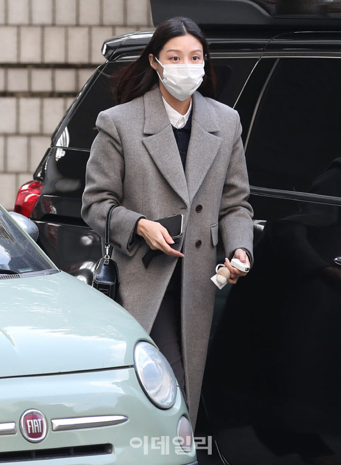 입시비리 혐의 첫 재판, '차량에서 내린 조민'                                                                                                                                             