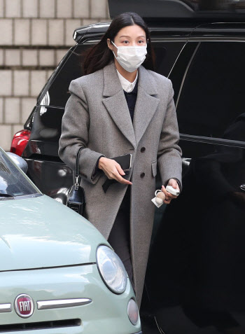 입시비리 혐의 첫 재판, '차량에서 내린 조민'