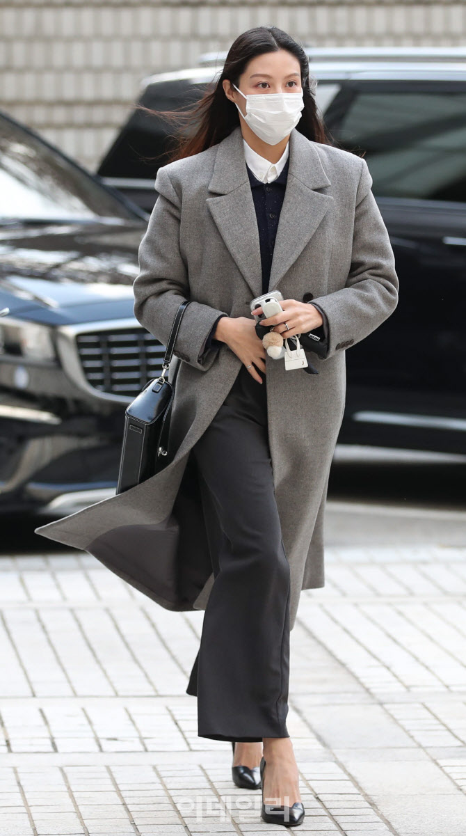 '입시비리 혐의 첫 재판 출석하는 조민'                                                                                                                                                   