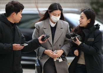 '입시비리 의혹' 조민 첫 법정 출석…반성여부 묻자 '묵묵부답'
