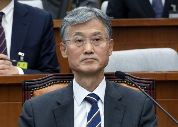 국회 넘은 조희대 “후임 대법관 임명 빨라야 3월…내일부터 진행”