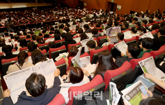 수능 성적표 배부…대입 설명회 '봇물'                                                                                                                                                    