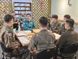 국방부 "병사는 최저임금, 초급간부는 중견기업 연봉 보장한다"