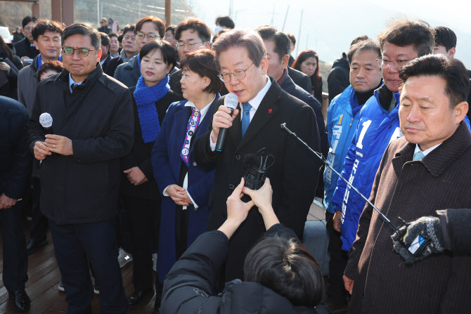 이재명 대표 피습…정치 테마주 기승[특징주]