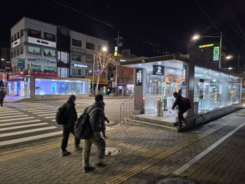 [르포]"한 푼이라도 더"..강추위에도 새벽 인력시장 찾는 은퇴자들