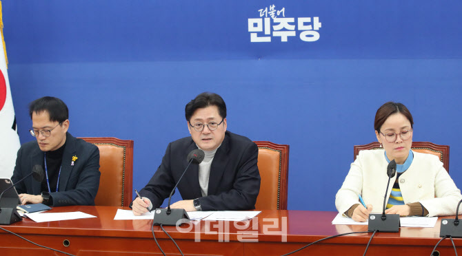 '설 민심 기자간담회 갖는 홍익표'                                                                                                                                                        