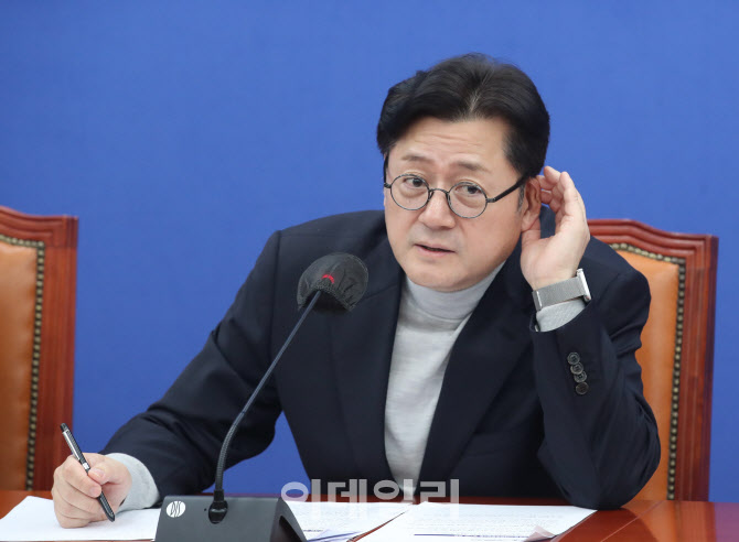 '질문 듣는 홍익표 원내대표'                                                                                                                                                             