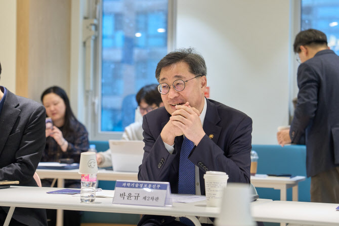 "생성형 AI가 논문 저자? 현재로선 보조수단에 불과해"
