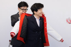 [포토]국민의힘 입당, '붉은색 옷 입는 김영주'                                                                                                                                                  