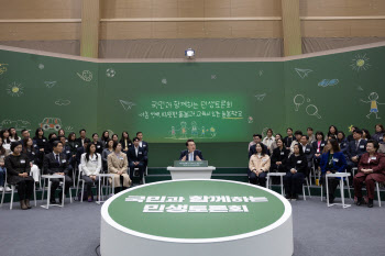 늘봄학교 문 열었지만…"강사 없어 교장이 수업" 구인난 여전