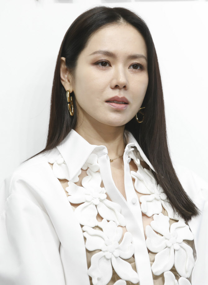 '현빈♡' 손예진, 과감한 화이트 패션                                                                                                                                                           