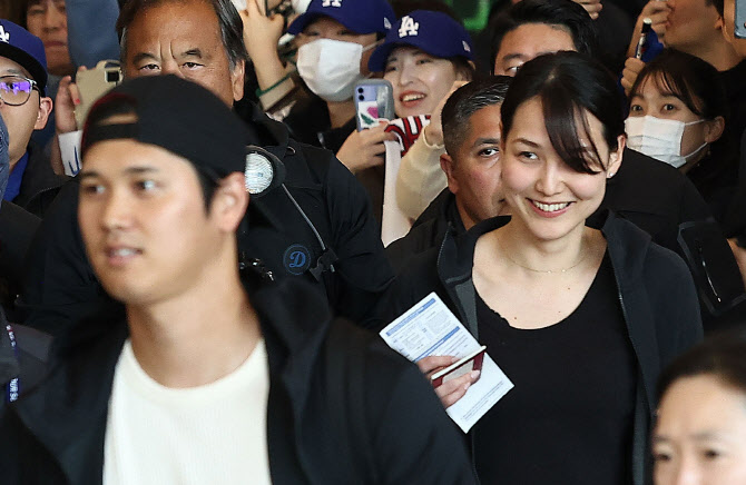  아내와 함께 입국하는 LA다저스 오타니                                                                                                                                                             