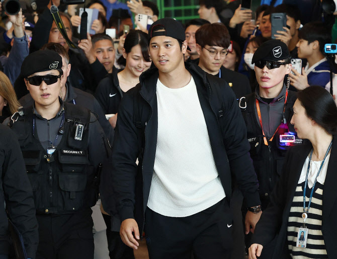  아내와 방한한 오타니 쇼헤이                                                                                                                                                                      