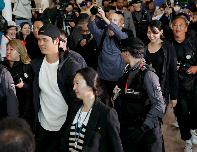  아내와 함께 입국하는 오타니 쇼헤이                                                                                                                                                               