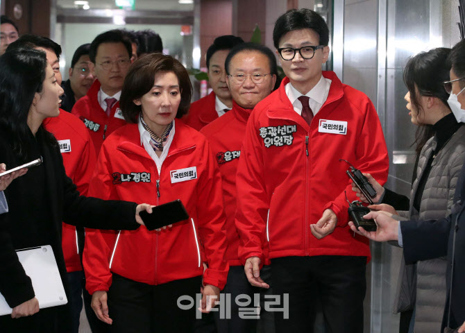 '취재진 질문받는 한동훈 총괄선대위원장'                                                                                                                                                 