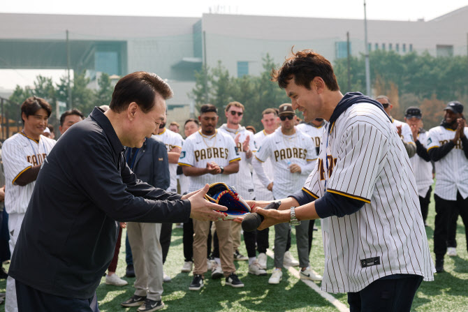  박찬호에게 글러브 선물 받는 윤석열 대통령                                                                                                                                                        