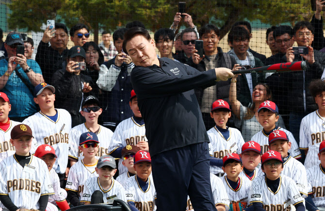  타격 시범 나선 윤석열 대통령                                                                                                                                                                     