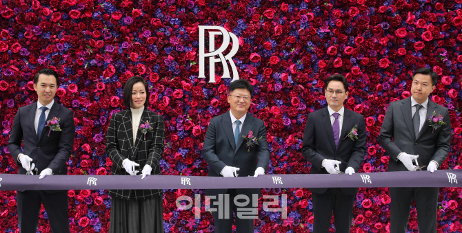 테이프 컷팅하는 롤스로이스모터카 관계자들                                                                                                                                                         