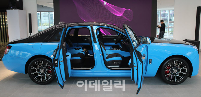 롤스로이스 블랙 배지 고스트 청담 에디션                                                                                                                                                           