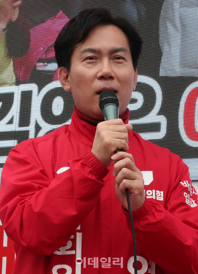 지지 호소하는 김영우 동대문구 갑 후보                                                                                                                                                             