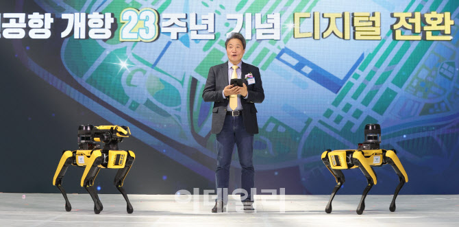 에어봇-스타봇과 무대에 선 이학재 인천국제공항 사장                                                                                                                                                