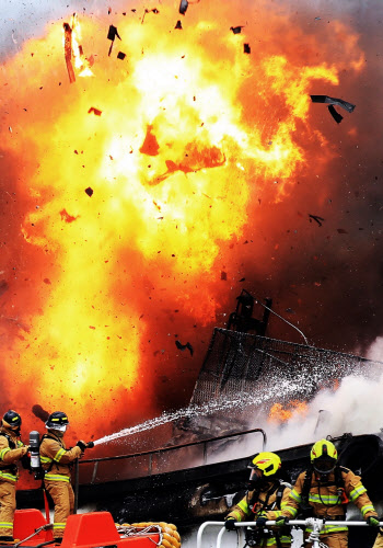 비번 중 대형 선박 화재 진압한 소방관매일 불구덩이에 뛰어드는 사람들(21)