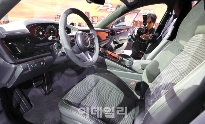 '파나메라 터보 E-하이브리드'의 운전석                                                                                                                                                   