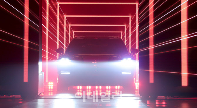 모습 드러낸 3세대 신형 파나메라                                                                                                                                                                   