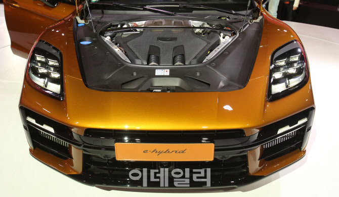 파나메라 터보 E-하이브리드의 엔진룸                                                                                                                                                               