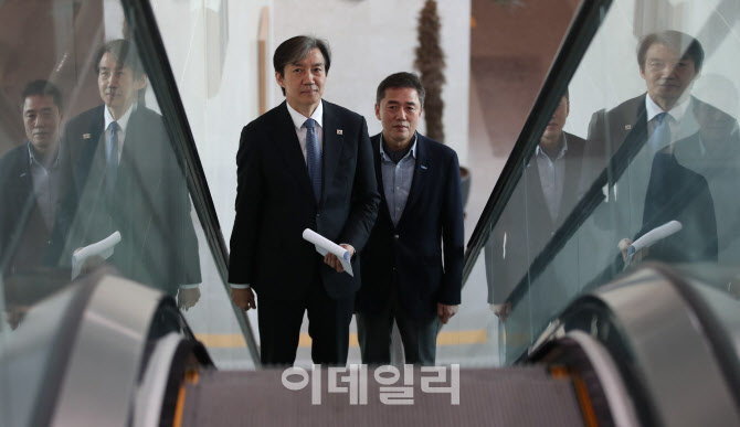 기자회견장 향하는 조국 대표                                                                                                                                                                       