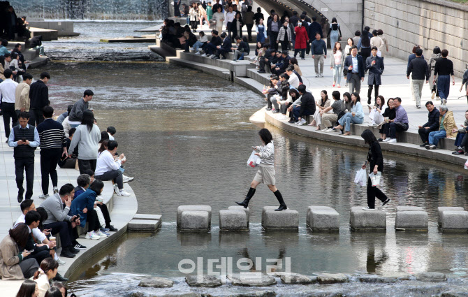 인파로 북적이는 청계천                                                                                                                                                                            