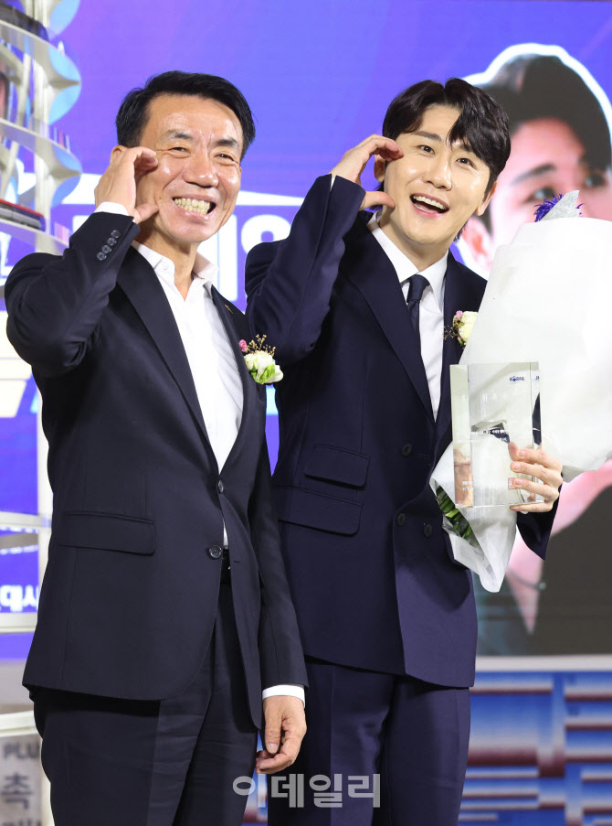 기념촬영하는 한문희 코레일 사장-영탁                                                                                                                                                              