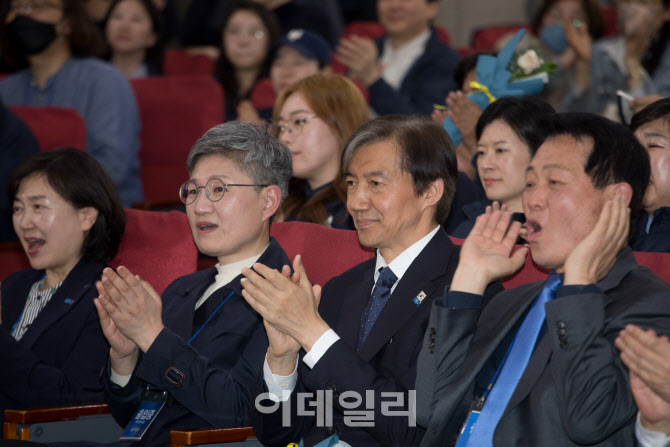 환호하는 조국혁신당                                                                                                                                                                               