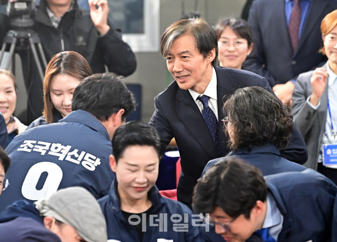 악수하는 조국 대표                                                                                                                                                                                