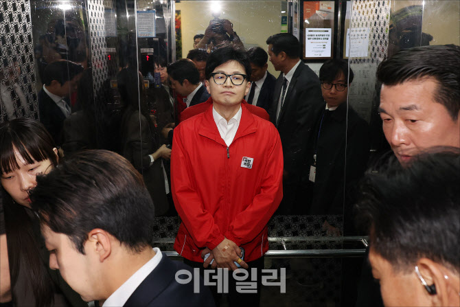 '개표상황실 떠나는 한동훈'