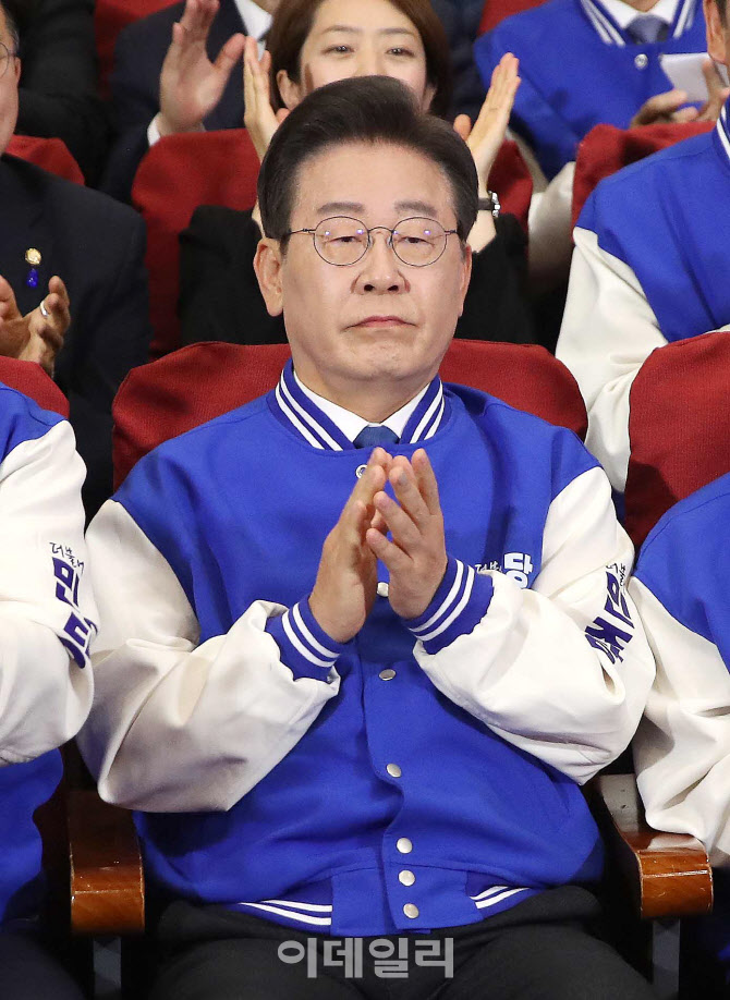 박수치는 이재명 대표