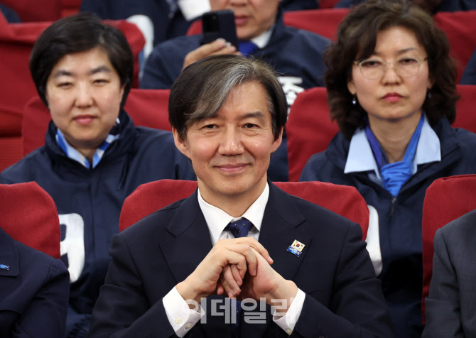 미소 짓는 조국 대표                                                                                                                                                                               