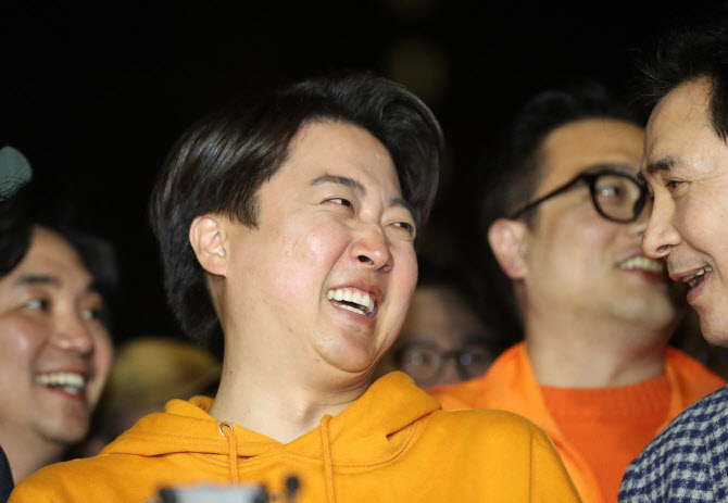 기뻐하는 이준석 후보                                                                                                                                                                             