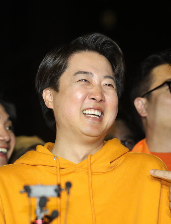  기뻐하는 이준석 후보                                                                                                                                                                             