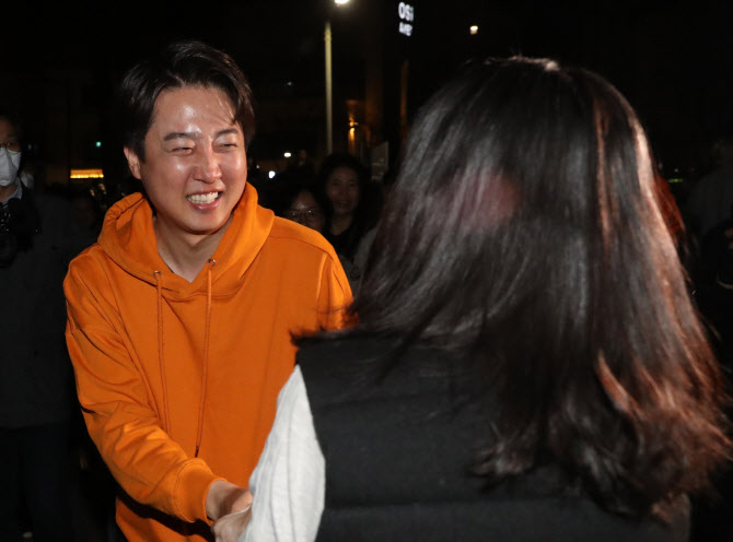  지지자들과 인사하는 이준석 후보                                                                                                                                                                  