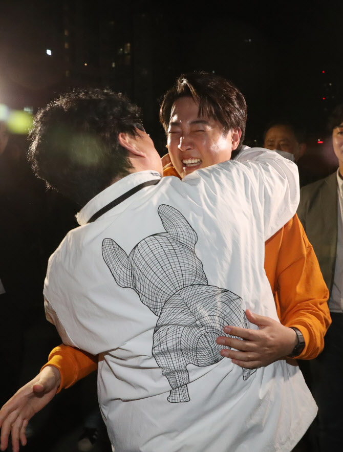  지지자들과 인사하는 이준석 후보                                                                                                                                                                  