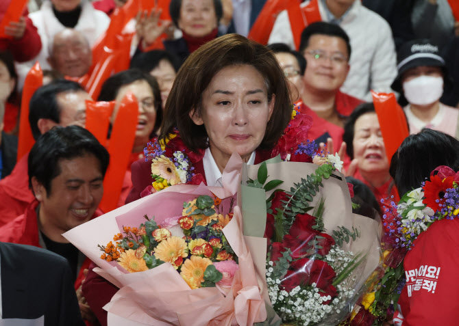  꽃다발 받은 나경원 후보                                                                                                                                                                          