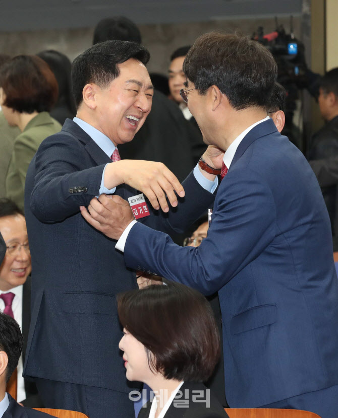 당선자총회, '포옹하는 김기현-이성권'                                                                                                                                                    