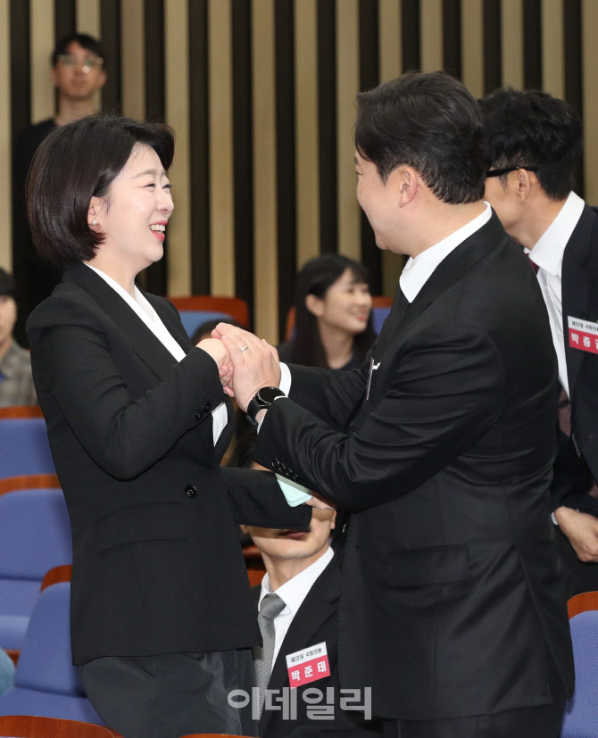 당선자총회, '손잡고 인사하는 배현진-진종오'                                                                                                                                             