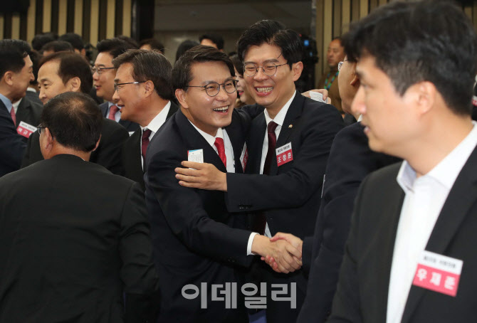 당선자총회, '반갑게 인사하는 윤상현-조정훈'                                                                                                                                             